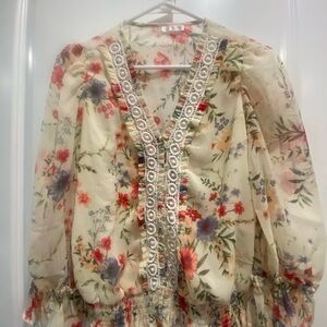 Venus shear floral top, great condition, size s/m